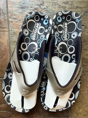 Aerosoft Silver Women’s Metallic White & Black Flip Flop Sandals Size 7